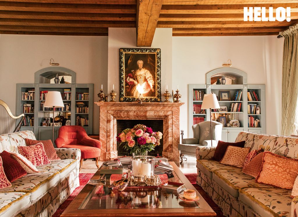 Le salon, avec le portrait d'une ancêtre au-dessus de la cheminée.