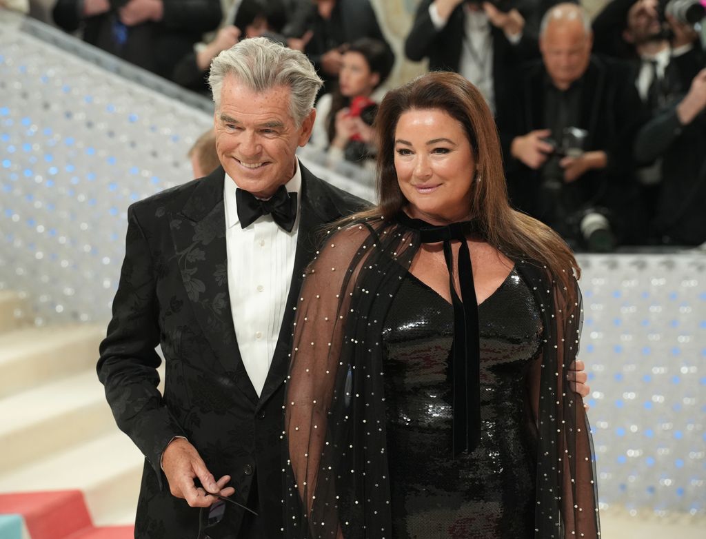 Pierce Brosnan dan Keely Shaye Smith menghadiri Celebrating Met 2023 "Karl Lagerfeld: Garis kecantikan" di Museum Seni Metropolitan pada 01 Mei 2023 di New York City