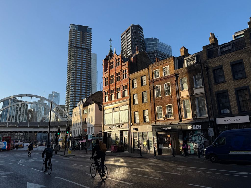 09 January 2025, Great Britain, London: Cyclist on Shoreditch High Street in London