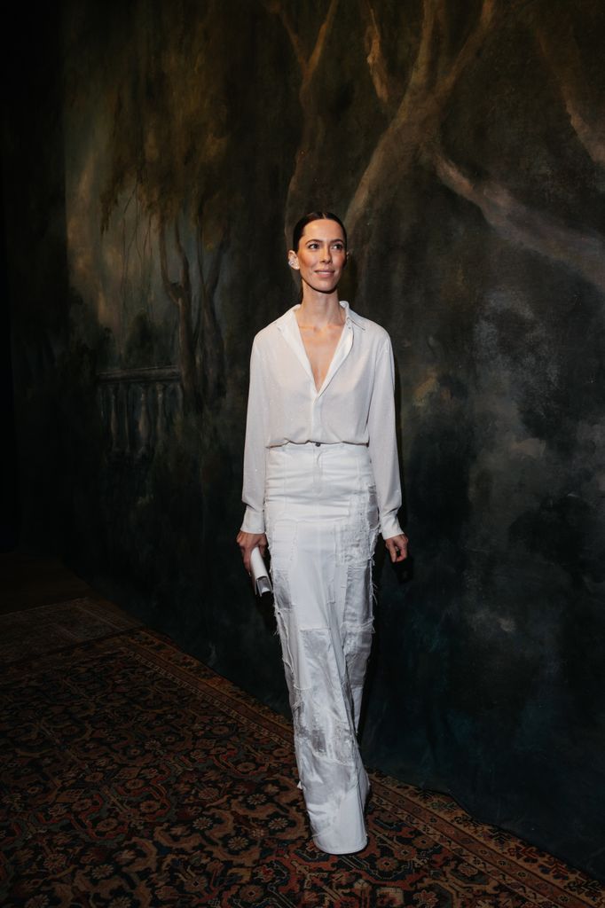 Rebecca Hall porte une chemise blanche et une longue jupe blanche