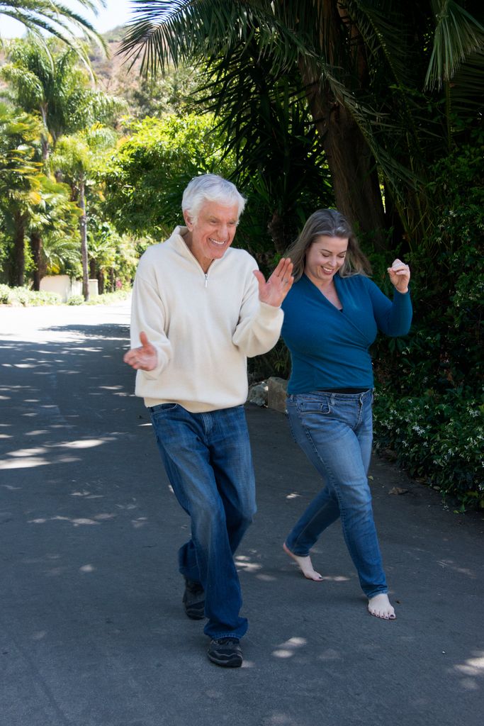 Dick Van Dyke y Mujer Arene Plate of Silver caminando afuera