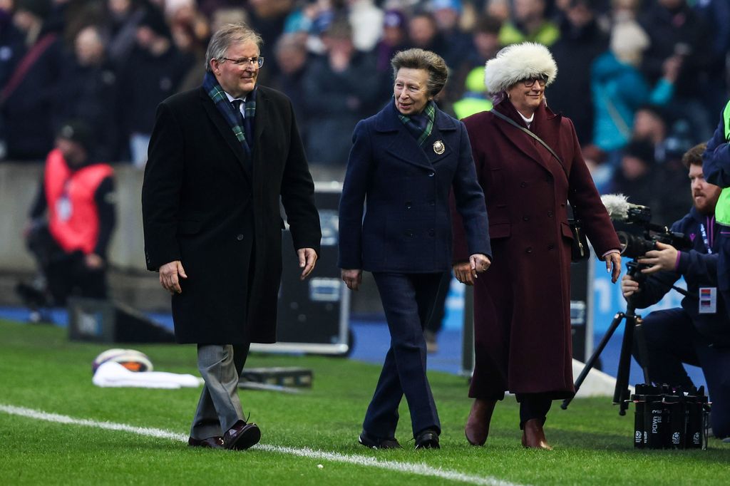 La princesse Anne sur un terrain de rugby aux côtés du président de la SRU, Keith Wallace 