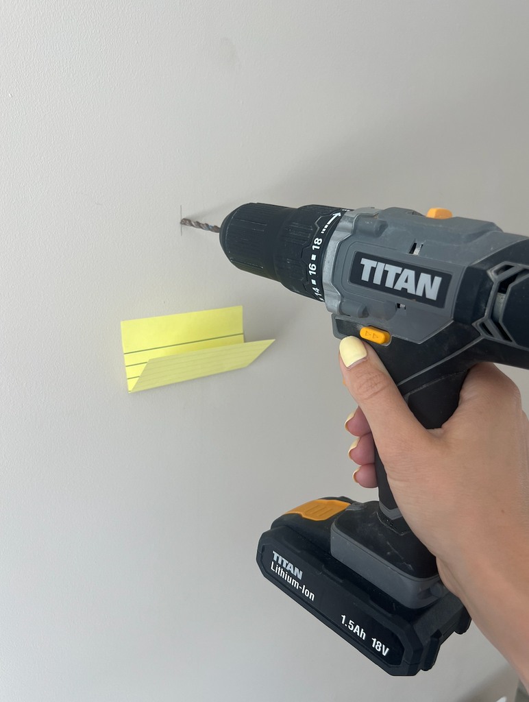 Percer avec la note de post-it en dessous