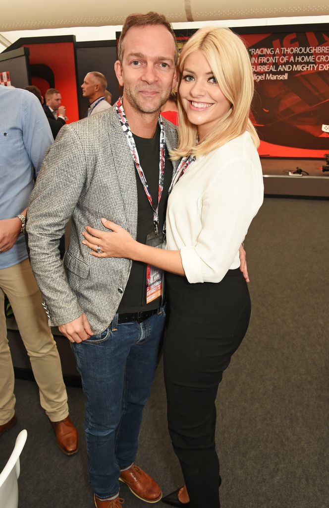 NORTHAMPTON, ANGLETERRE - 10 JUILLET : Dan Baldwin (à gauche) et Holly Willoughby assistent au Grand Prix de Grande-Bretagne dans le Driver Lounge de Silverstone le 10 juillet 2016 à Northampton, en Angleterre. (Photo de David M. Benett/Dave Benett/Getty Images)