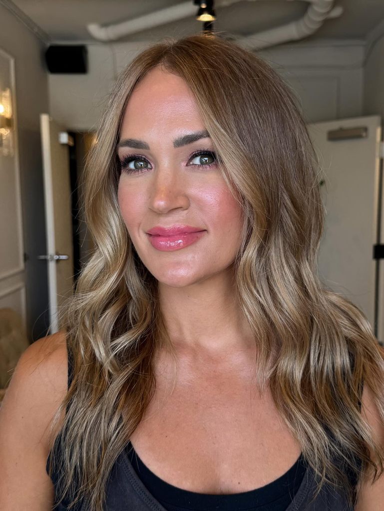 carrie underwood showing off blonde brown hair transformation