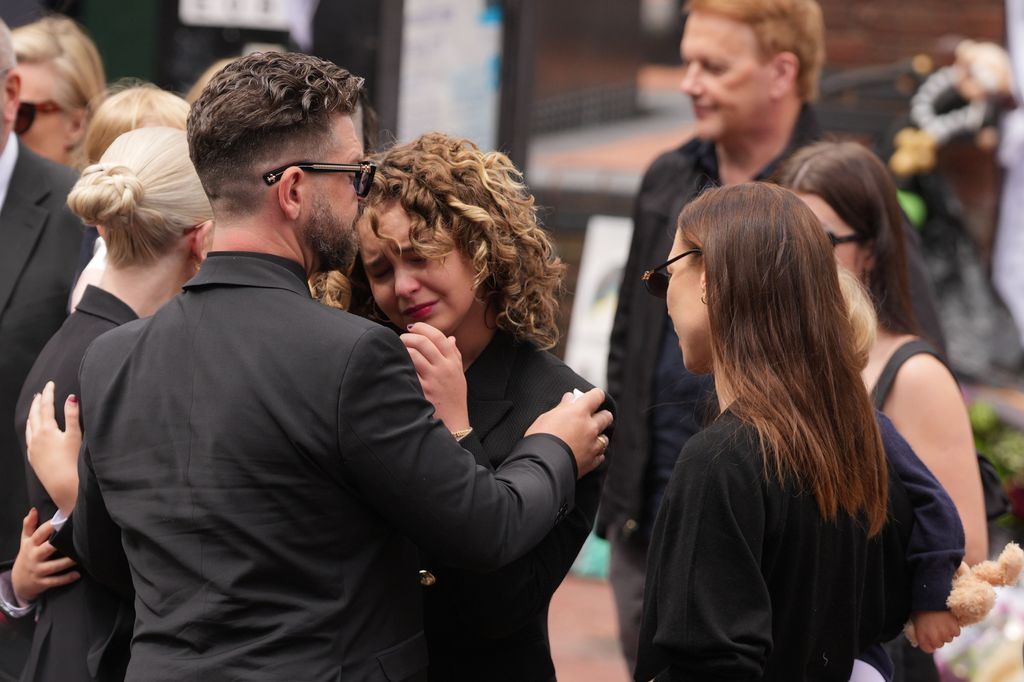 Jack Osbourne et Pearl Osbourne s'arrêtent pour voir les hommages à feu Ozzy Osbourne des fans du banc et du pont de Black Sabbath alors que son cortège funéraire voyage dans sa ville natale de Birmingham le 30 juillet 2025 à Birmingham, en Angleterre. Le leader de Black Sabbath est décédé le 22 juillet à l'âge de 76 ans. Sa mort est survenue un peu plus de deux semaines après sa dernière performance en direct lors du concert `` Back to the Beginning '' dans sa ville natale de Birmingham. (Photo de Christopher Furlong / Getty Images)