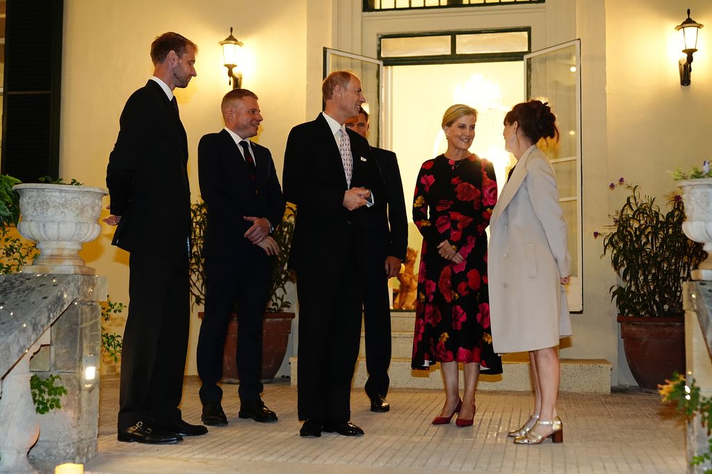 Sophie, a Duquesa de Edimburgo, usa um vestido floral ao ser saudada pela Alta Comissária Britânica em Malta, Katherine Ward.