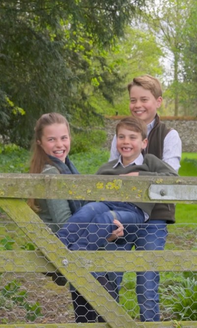 La princesse Charlotte et le prince George portent le prince Louis