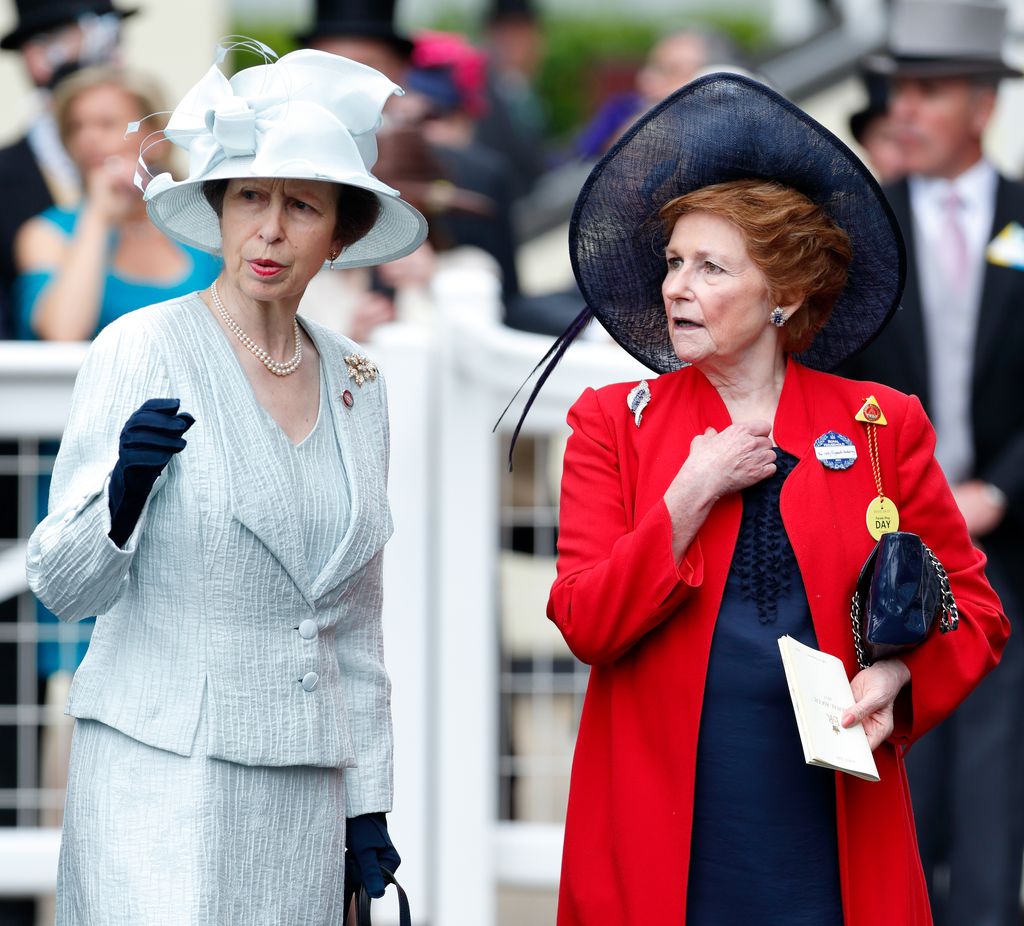 Lady Elizabeth Shakerley en rouge à côté de la princesse Anne en tenue bleu pâle et chapeau à Ascot