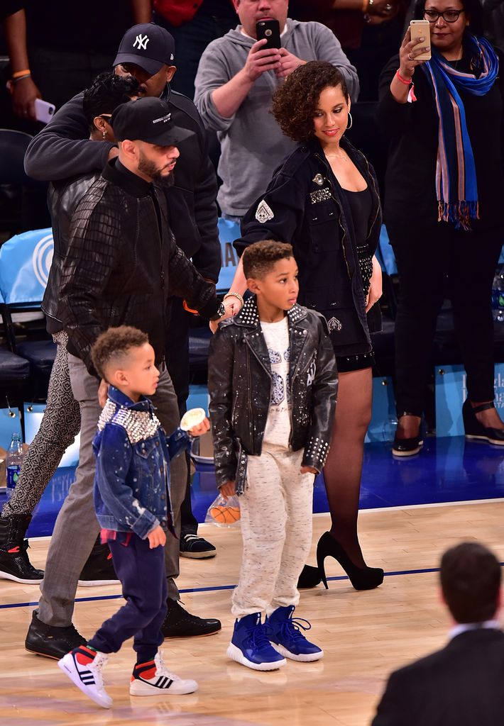 Swizz Beatz, Egypt Dean, Kasim Dean Jr. e Alicia Keys comparecem ao jogo New York Knicks x Miami Heat no Madison Square Garden em 27 de novembro de 2015 na cidade de Nova York.
