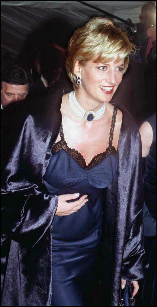   Diana Princesa de Gales chega ao Metropolitan Museum of Art, em Nova York, para o Costume Institute Ball