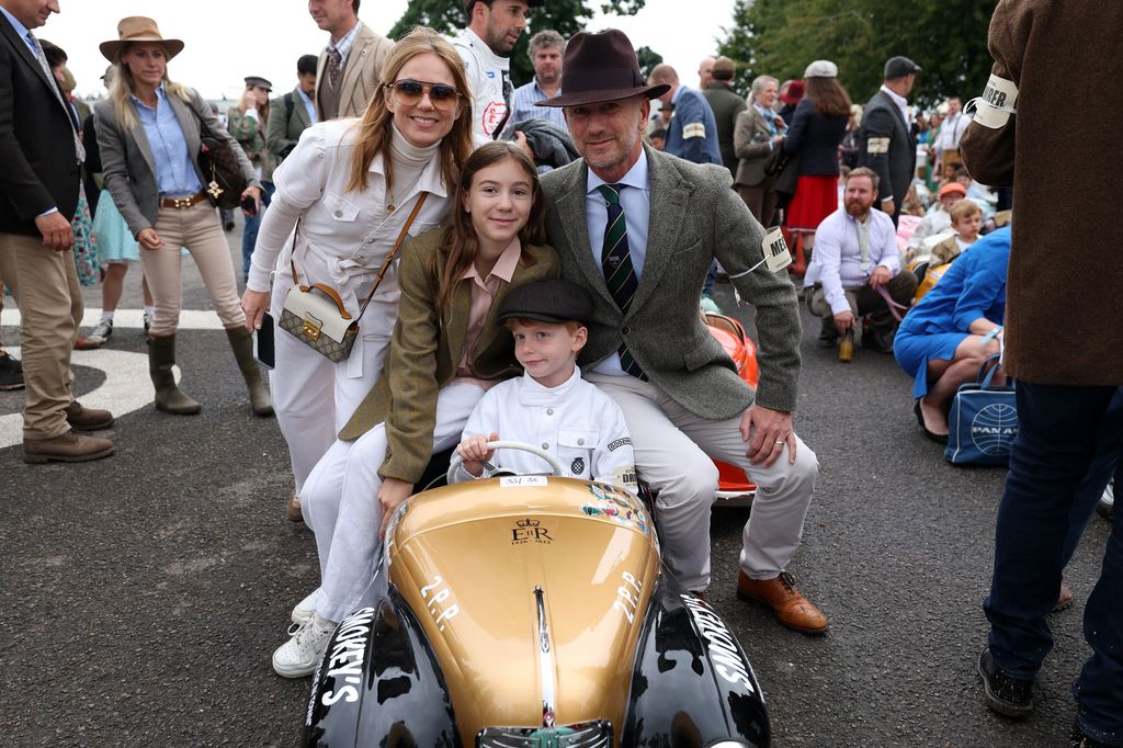 Geri Halliwell (à esquerda) e Christian Horner à direita com a família e seu filho Monty Horner (ao centro, à frente) se preparam para correr na Settrington Cup no Goodwood Revival no Goodwood Motor Circuit em West Sussex.