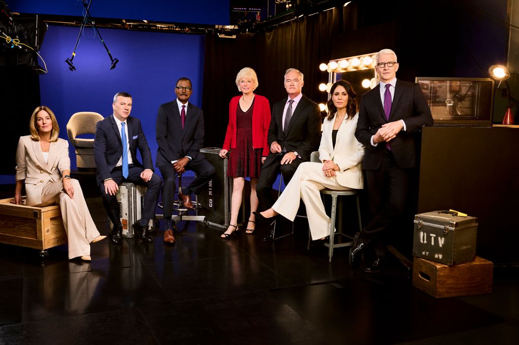 Comment les pairs médiatiques d'Anderson Cooper ont réagi à son départ de 60 Minutes 2 Correspondants de 60 MINUTES, Sharyn Alfonsi, L. Jon Wertheim, Bill Whitaker, Lesley Stahl, Scott Pelley, Cecilia Vega et Anderson Cooper, 2023