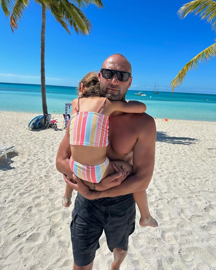 derek jeter holding daughter on the beach