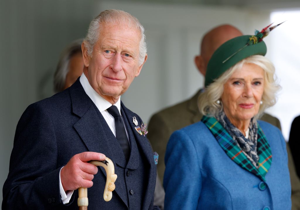 Le roi Charles III (portant une cravate noire après le décès de Katharine, duchesse de Kent) et la reine Camilla assistent au Braemar Royal Highland Gathering