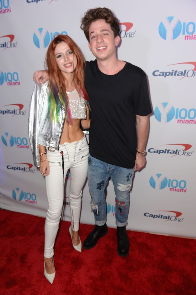 photo de Charlie Puth avec un bras autour de Bella Thorne