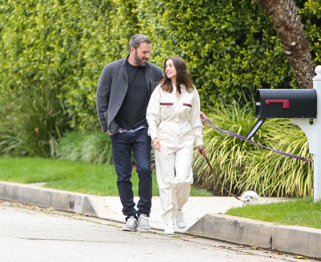 Ben Affleck dan Ana de Armas terlihat pada 12 April 2020 di Los Angeles, California. 