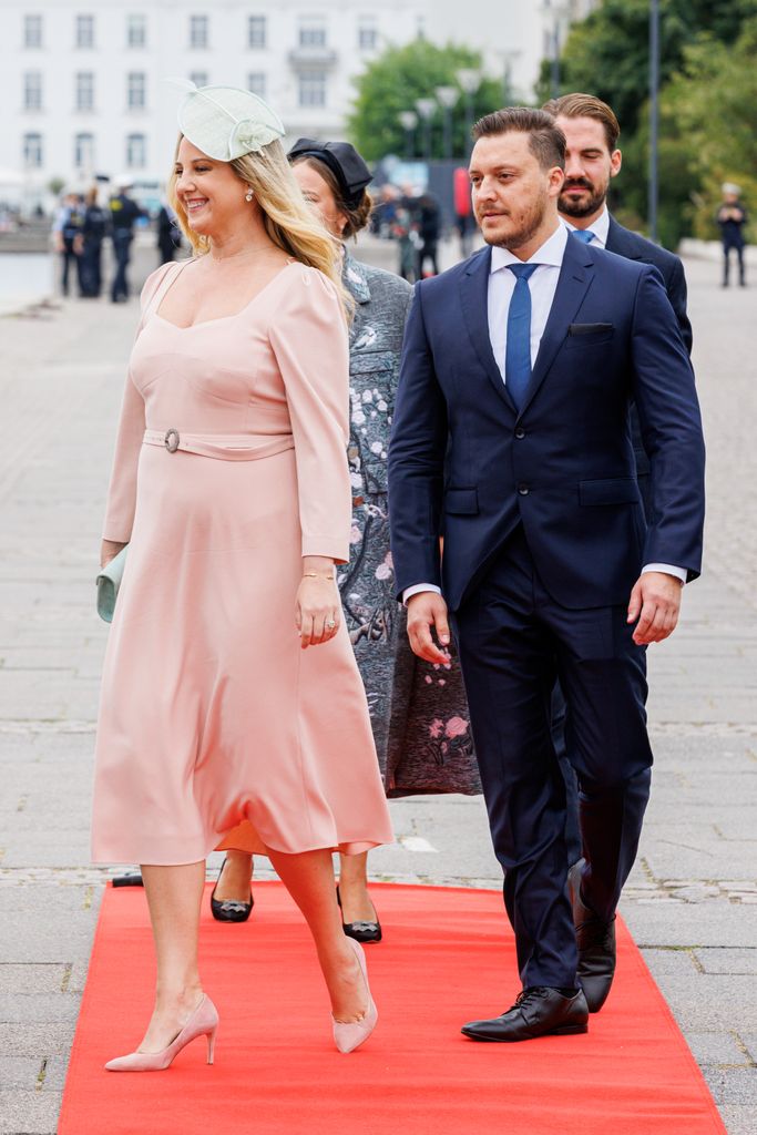 Princesa Theodora em vestido rosa claro com Matthew Kumar