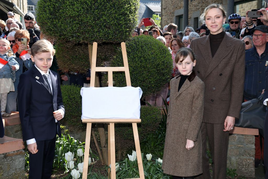 mother with twins unveiling plaque 