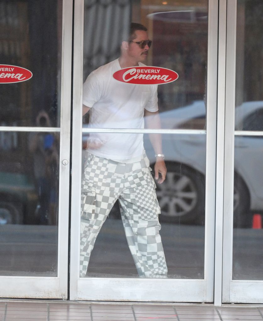 Brad Pitt est vu sur le tournage de la stand Adventures of Cliff dans un pantalon imprimé en damier