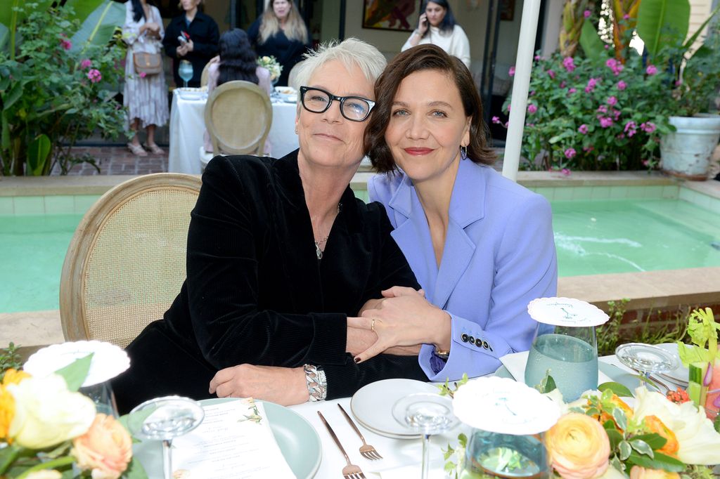 Jamie Lee Curtis expose ses sous-vêtements pour une bonne cause alors qu'elle est sur la banquette arrière de la limousine : "Mes faiseurs d'argent" 2 Jamie Lee Curtis Maggie Gyllenhaal s'embrasse