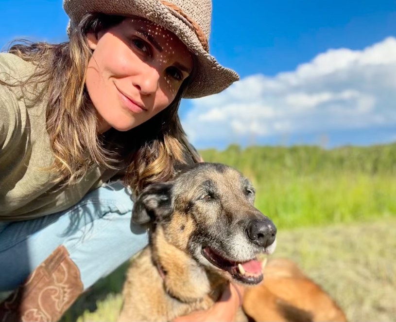 Photo shared by Daniela Ruah announcing her do Roxy's death, in which she is pictured with the pup