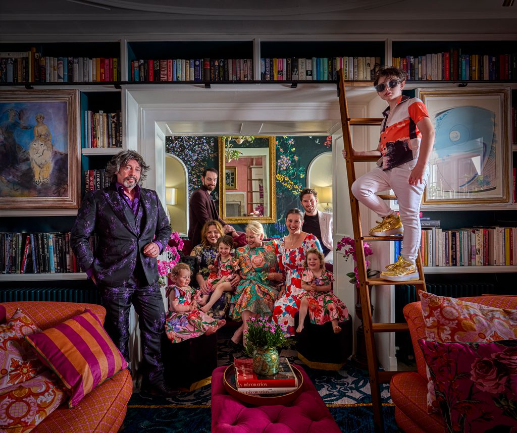 Laurence Llewelyn-Bowen et son épouse Jackie avec leurs enfants et petits-enfants à la Bibliothèque de Cotswolds à la maison