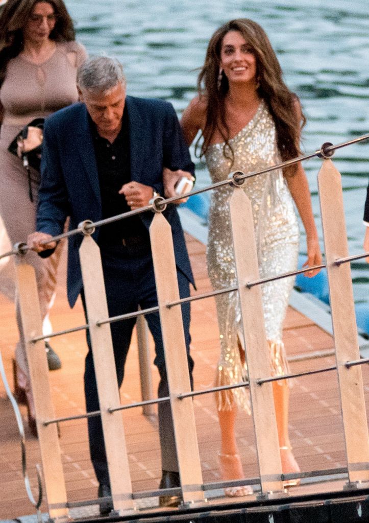 Amal Clooney scintille dans une robe d'été italienne slinky alors que George Clooney révèle qu'il est le gentleman ultime 5 Bguk_3311600 - * exclusif * Amal et George Clooney entrent au dîner