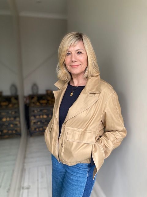 Glynis Barber sonríe en una cuerda frita
