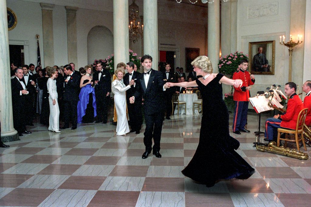 A princesa Diana dança com John Travolta no Cross Hall da Casa Branca durante um jantar oficial em 9 de novembro de 1985 em Washington, DC
