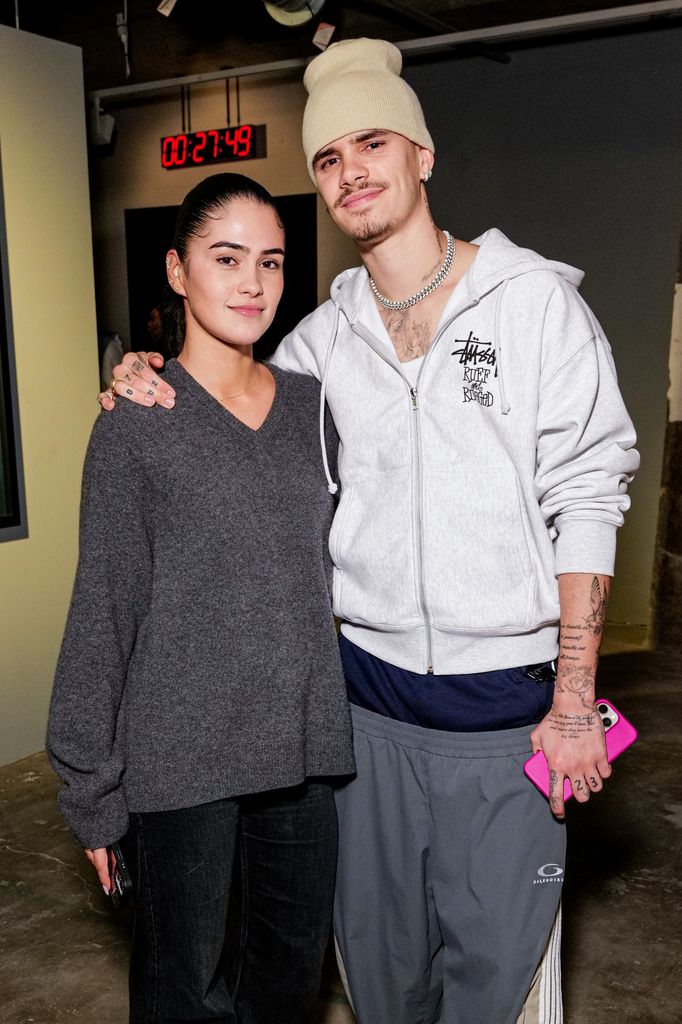 Romeo Beckham Memeluk pacarnya Kim Turnbull