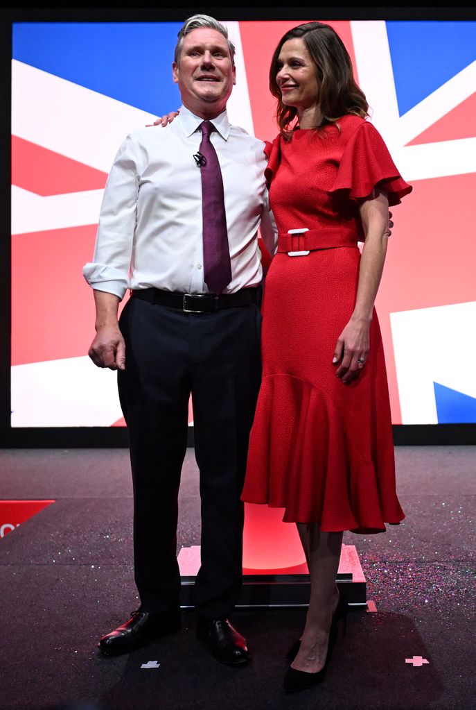  Keir Starmer and his wife Victoria Starmer stand on stage after his keynote address to delegates on the third day of the annual Labour Party conference