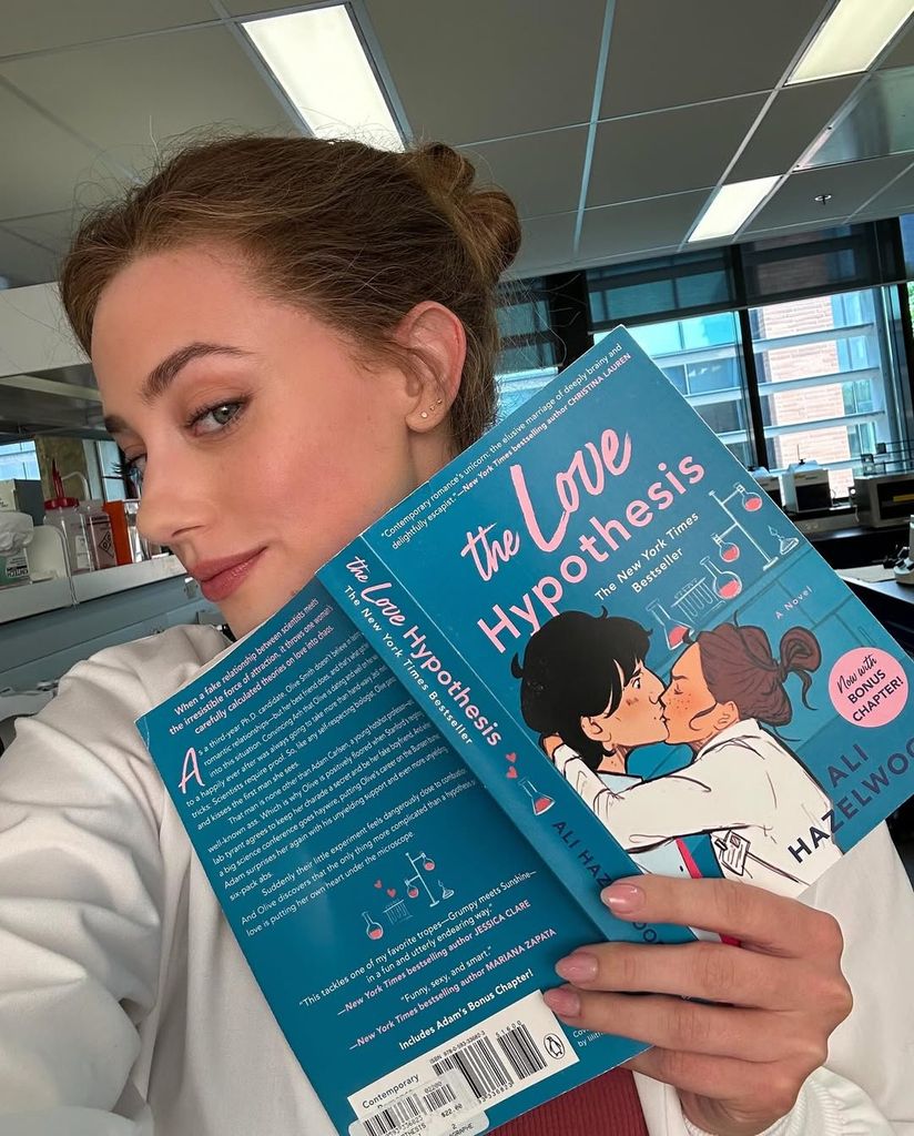 Adaptations BookTok incontournables de la diffusion 2026 Vous devez absolument lire en premier 1 Une femme blonde dans une blouse de laboratoire pose avec un livre