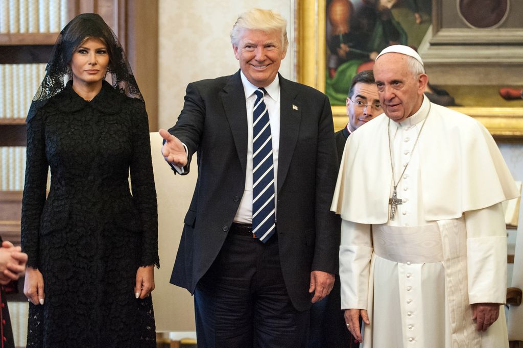 melania trump and donal trump with pope francis