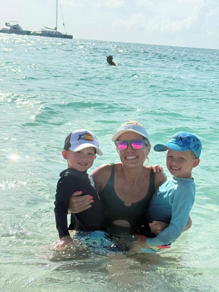 Dylan dans la mer en vacances avec ses jeunes fils Oliver et Rusty 
