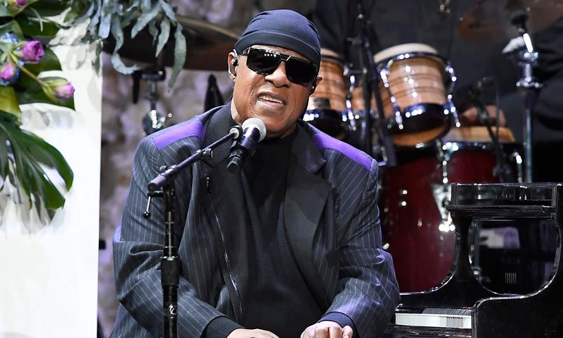 Stevie Wonder's perfect 4-word response to claims he's not really blind