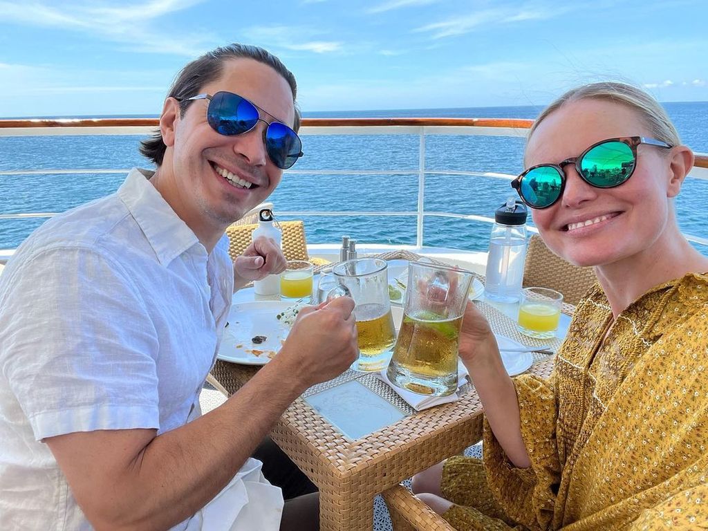 kate bosworth justin long drinking on a boat