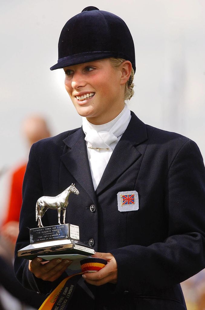 Zara com o troféu de vice-campeã no Burghley Horse Trials em 2003