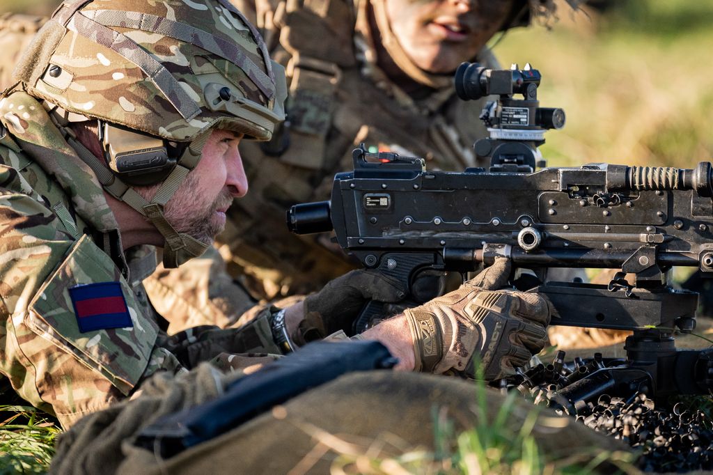 Prince William trying a general-purpose machine gun