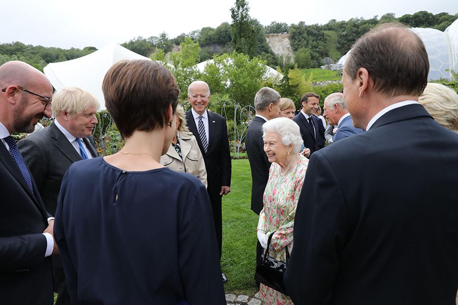 the queen talks to leaders