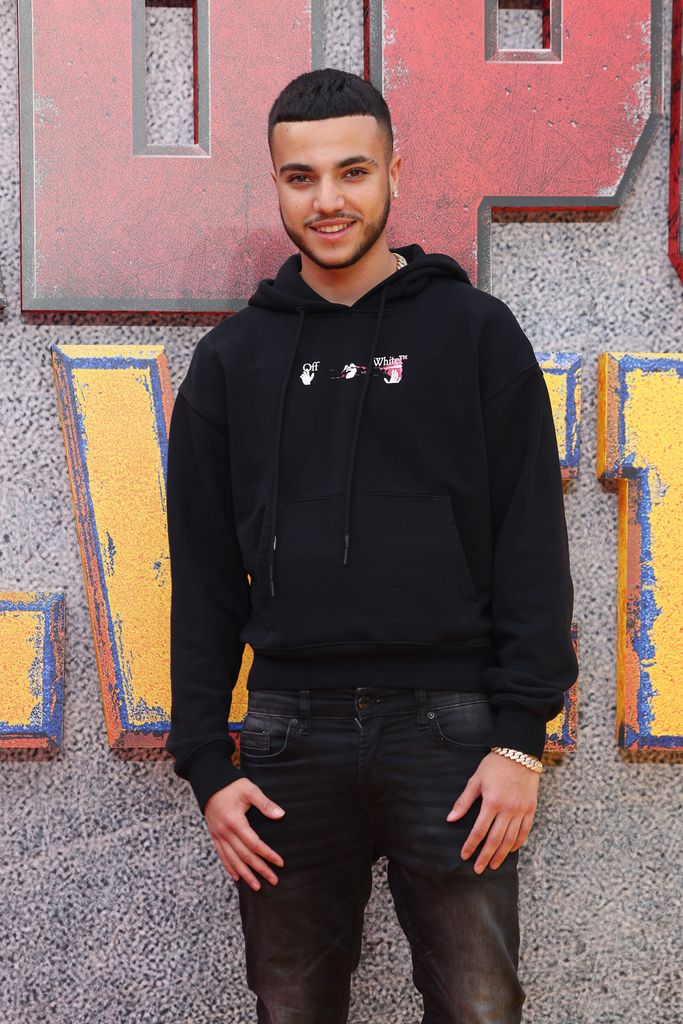 Junior Andre dengan hoodie hitam dan jeans