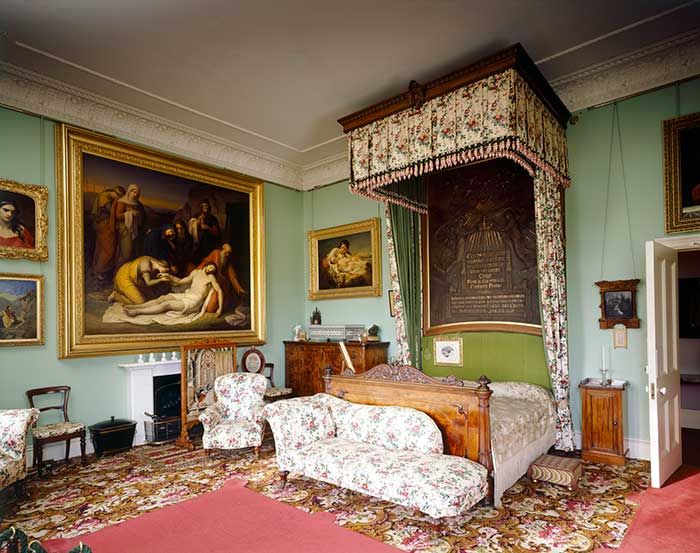 the queen house bedroom