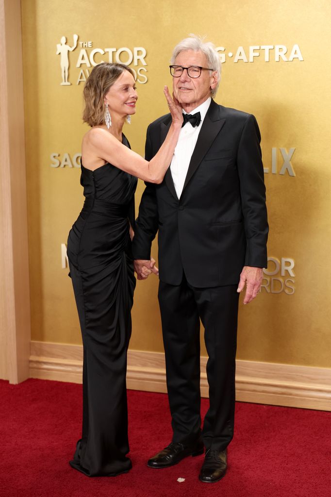 Harrison Ford et sa femme Calista Flockhart, de 22 ans sa cadette, font une rare apparition sur le tapis rouge du SAG 1 (De gauche à droite) Calista Flockhart et Harrison Ford assistent à la 32e édition des Actor Awards