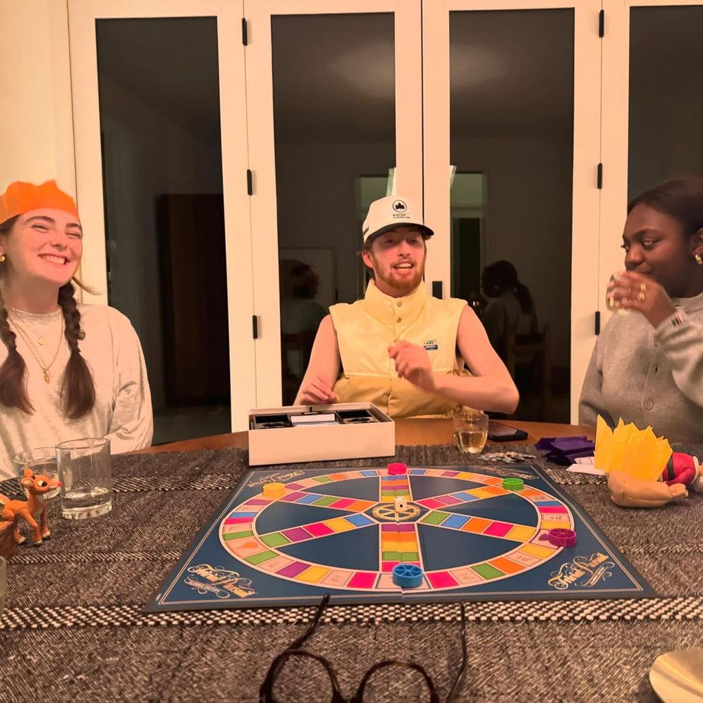 Julianne Moore's children play a game of trivial pursuit