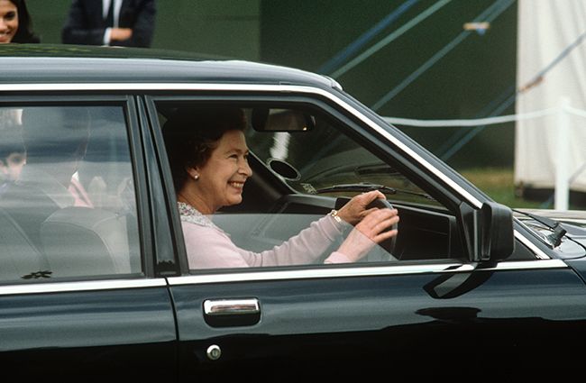 the queen driving without seatbelt