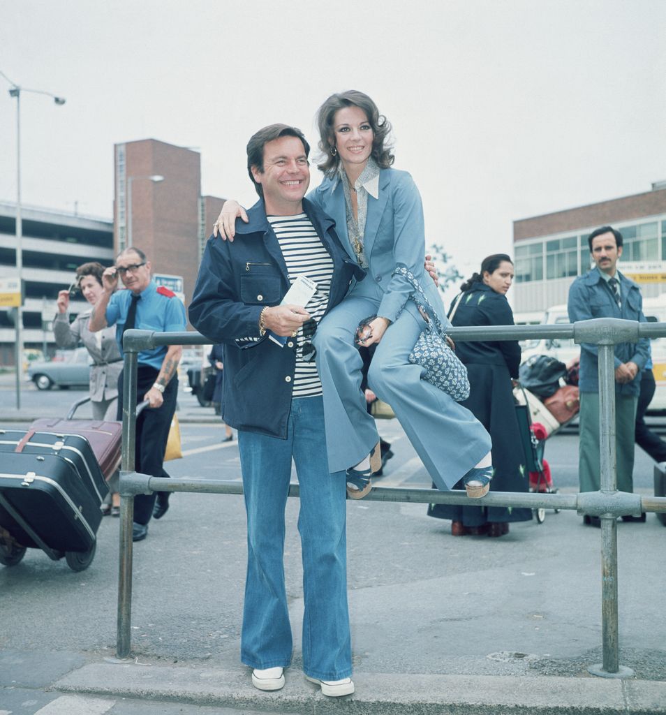 Robert Wagner and Natalie Wood sitting outside