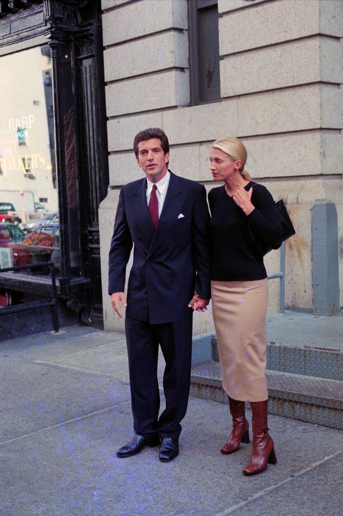 John Kennedy Junior e sua nova esposa, Carolyn Bessette Kennedy, posam após deixarem seu loft em Tribeca, depois que John apresentou Carolyn à imprensa que o aguardava e pediu privacidade para sua nova noiva, em 6 de outubro de 1996