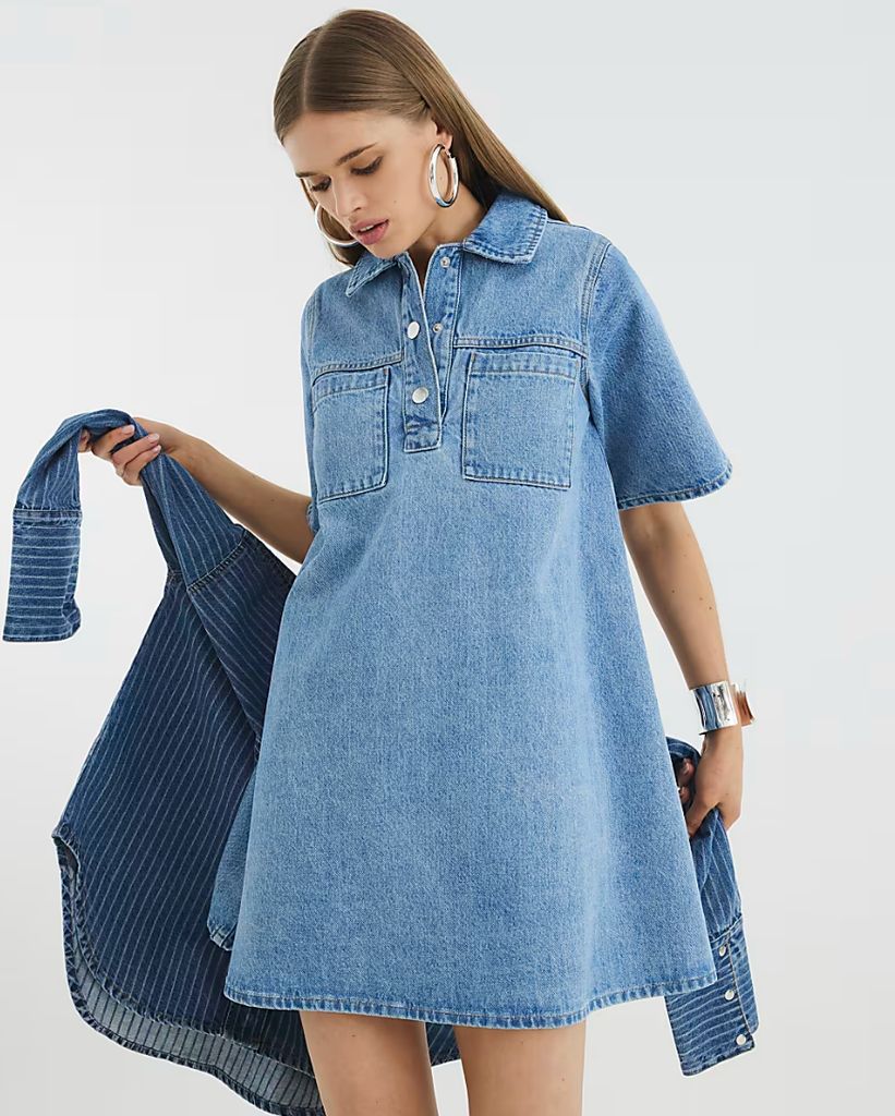 El río del río tranquilo de la mezclilla con densi con ropa de camisa