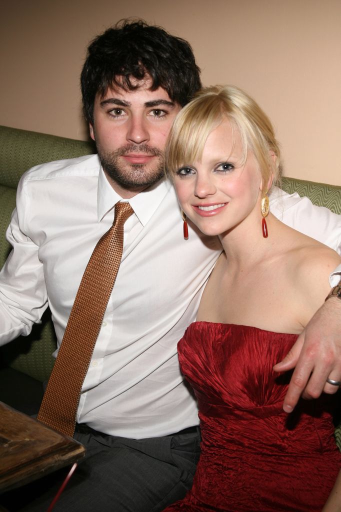 Anna Faris y su esposo Ben Indra durante las películas de dimensiones ' "Película de miedo 4" Inside Afterparty en 2006. La pareja está sentada en un sofá juntos mientras sonríe a la cámara