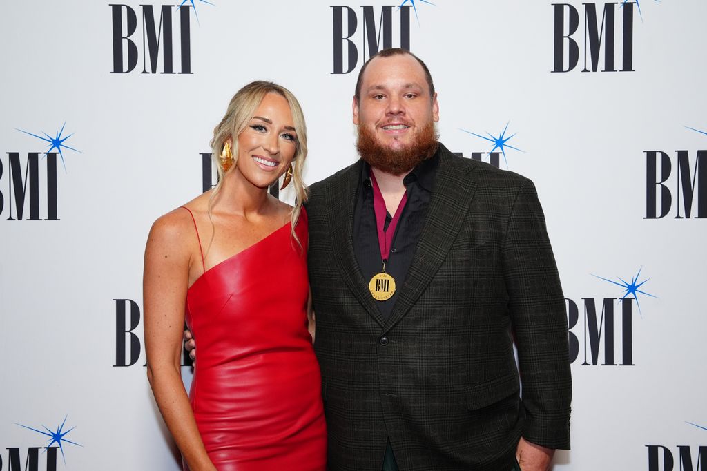 Luke Combs posant pour une photo avec sa femme Nicole